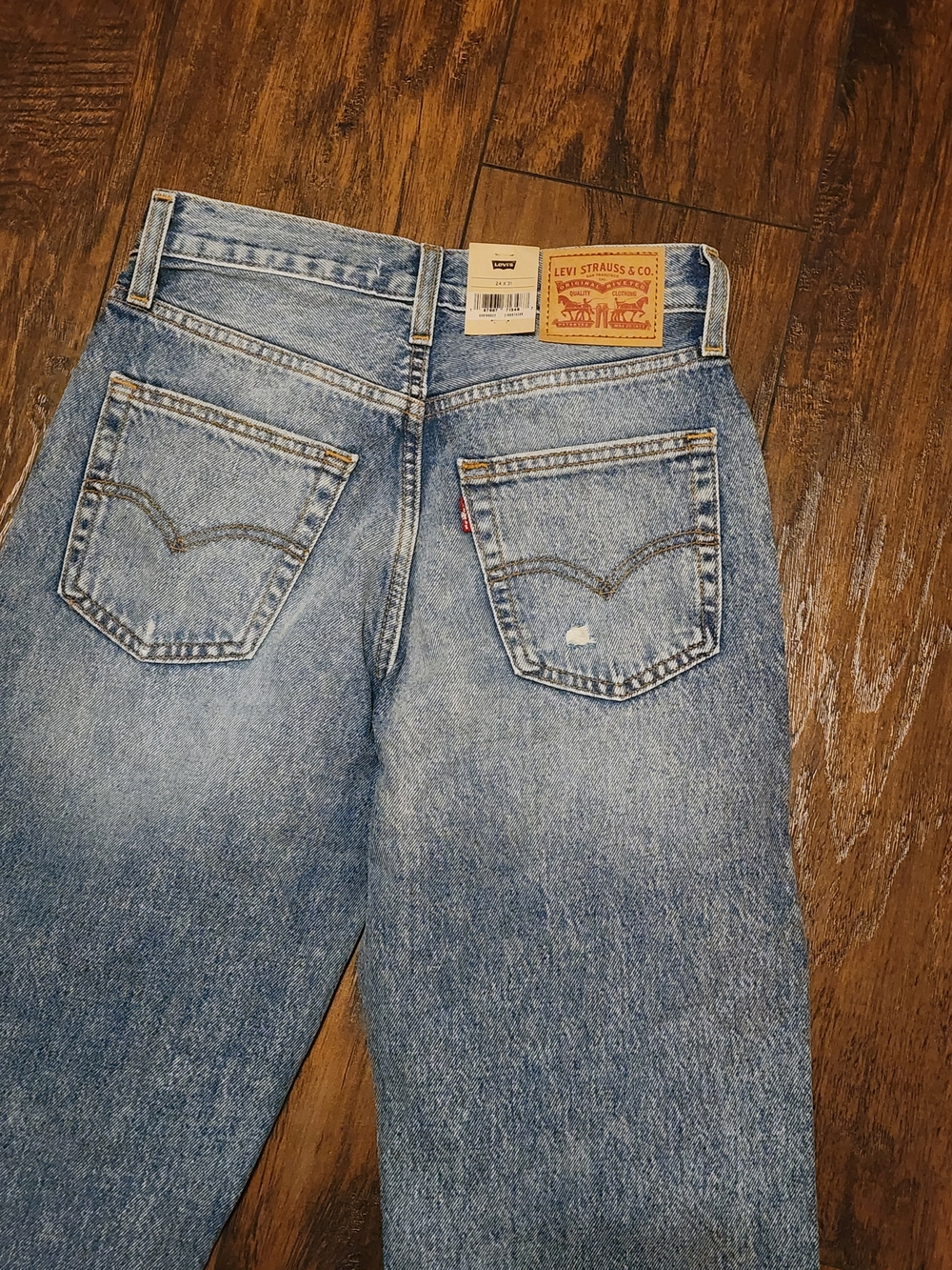 Levi’s Women’s 94 Baggy Jeans 24x31 Light Wash Distressed Mid Rise Straight Leg - Picture 10 of 12